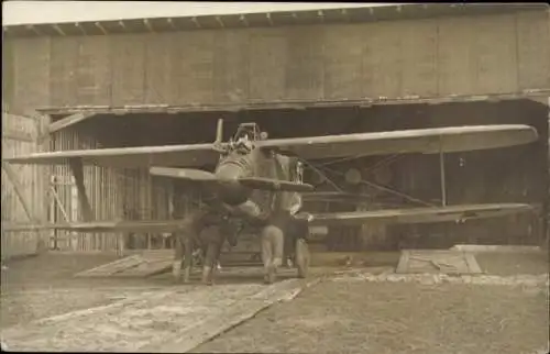 Foto Ak Flugzeug, Flugzeughalle, Doppeldecker