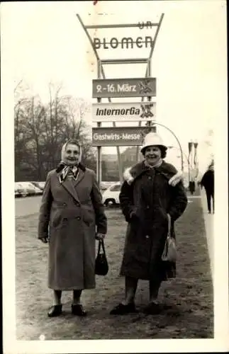 Foto Ak Hamburg, Zwei Frauen, Im Hintergrund Informationsschild