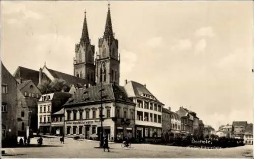 Ak Oschatz in Nordsachsen, Hindenburgplatz, Kirche, Geschäfte, Manufakturwaren