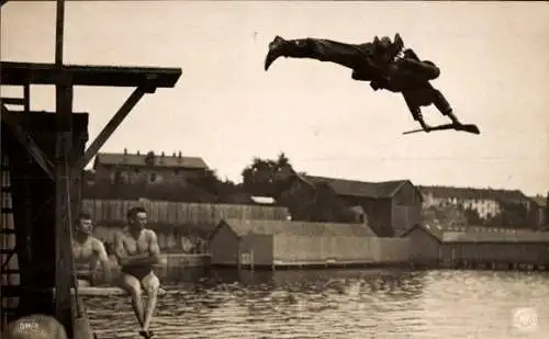 Ak Darmstadt in Hessen, Der große Woog, Militärschwimmanstalt, Soldat springt in Uniform ins Wasser