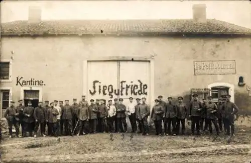 Foto Ak Deutsche Soldaten in Uniformen, Kantine, Sieg und Friede, I. WK
