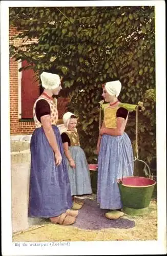 Ak Zeeland, Bij den waterput, Mädchen in Volkstrachten