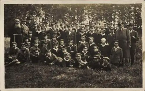 Foto Ak Gruppenaufnahme von Jungen mit Männern und Geistlichem