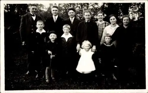 Foto Ak Gruppenaufnahme, Kinder, Männer, Frauen