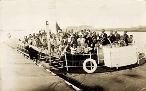 Foto Ak Personen auf einem Fahrgastschiff