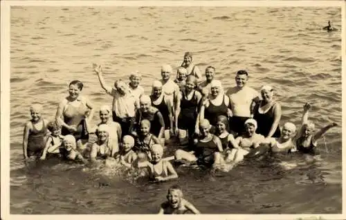 Foto Ak Personen in Badeanzügen im Wasser