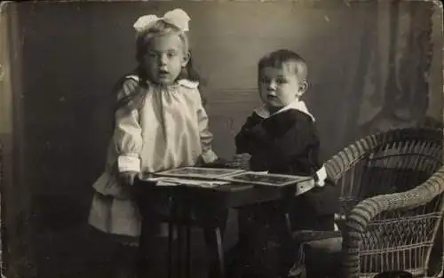 Foto Ak Hamburg, Junge und Mädchen mit einem Bilderbuch