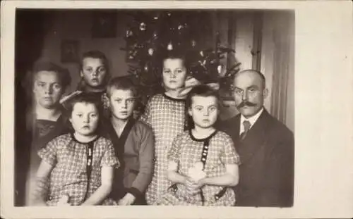 Foto Ak Suchsdorf Kiel, Familie R. Schiller vor dem Tannenbaum