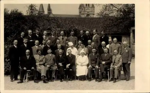 Foto Ak Männer und Frauen vor einem Haus, Gruppenaufnahme