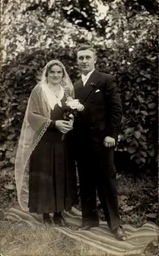 Foto Ak Hochzeit, Frau mit Brautschleier, Mann im Anzug, Standportrait