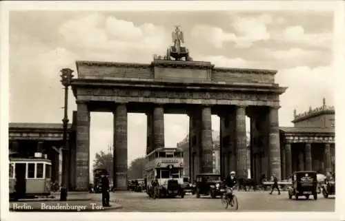 Ak Berlin Mitte, Brandenburger Tor, Bus, Autos, Fahrrad, Straßenbahn