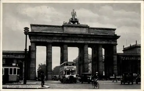 Ak Berlin Mitte, Brandenburger Tor, Bus, Autos, Fahrrad, Straßenbahn