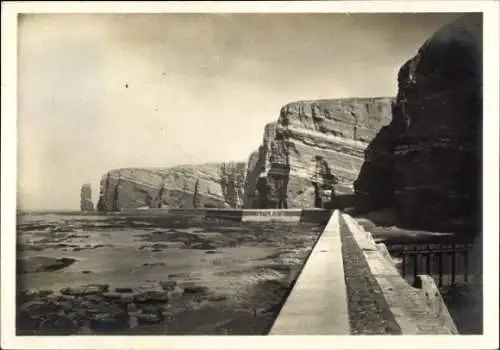 Ak Nordseeinsel Helgoland, Westküste, Felsen, Schutzmauer