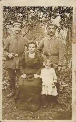 Foto Ak Deutsche Soldaten in Uniformen mit Frau und Mädchen