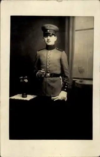 Foto Ak Deutscher Soldat in Uniform, Standportrait