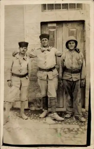 Foto Ak Drei französische Soldaten vor einem Haus