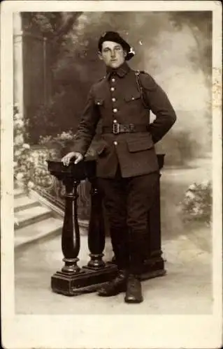 Foto Ak Französischer Soldat in Uniform, Schützenschnur