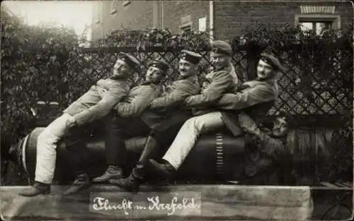 Foto Ak Krefeld am Niederrhein, Deutsche Soldaten in Uniform, Flucht nach Krefeld