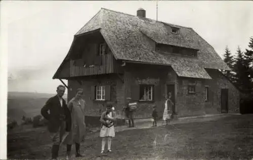 Foto Ak Breitnau im Schwarzwald, Roßberg, Naturfreundehaus der Ortsgruppe Freiburg i. B., Besucher