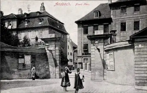 Ak Ansbach, Mädchen in Kleidern vor dem neuen Tor