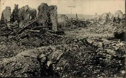 Ak Schlachtfeld bei Verdun 1. WK, Höhe 304, Ruinen eines Ortes