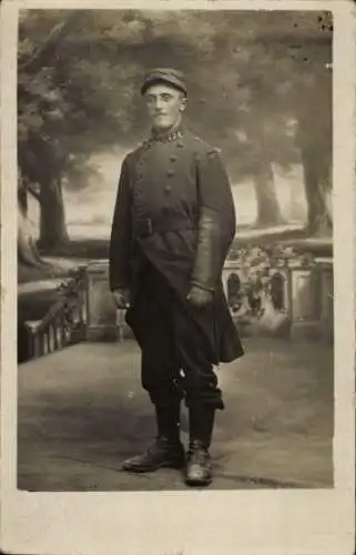 Foto Ak Französischer Soldat in Uniform, Standportrait