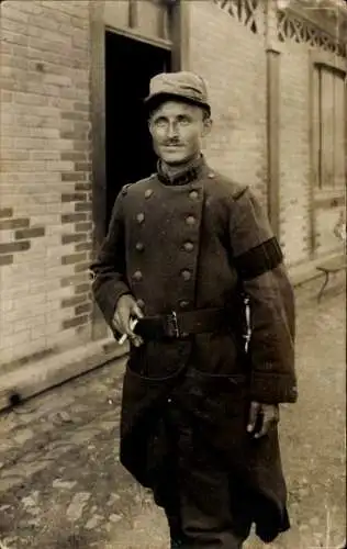 Foto Ak Französischer Soldat in Uniform, Standportrait