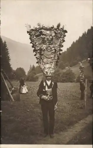 Foto Ak Österreich, Mann mit Rosenkappe, Tracht