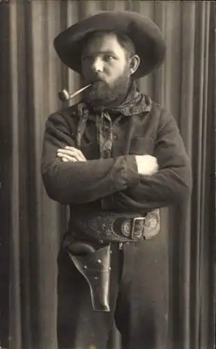 Foto Ak Mann mit einer Pfeife, Cowboy, Revolver