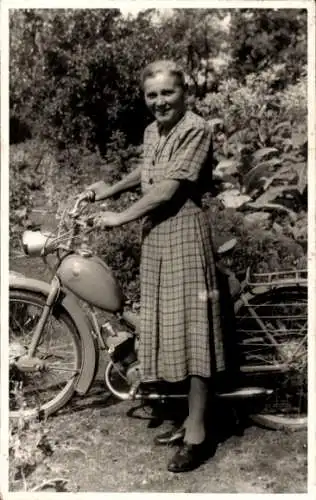 Foto Ak Frau mit einem Moped, Mofa