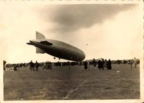 Foto Ak Zeppelin bei der Landung auf einem Feld