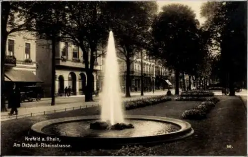 Ak Krefeld am Niederrhein, Grünanlagen und Fontäne am Ostwall, Rheinstraße, Passanten