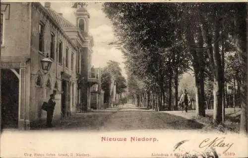 Ak Nieuwe Niedorp Nordholland Niederlande, Straßenpartie, Bäume, Häuser, Passanten