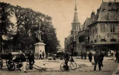 Ak Hoorn Nordholland Niederlande, Käsemarkt, Standbeeld Jan Pietersz Coen