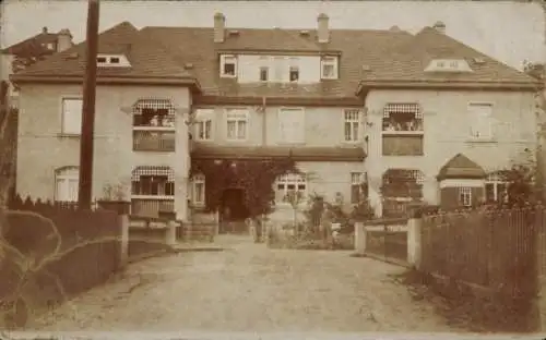 Foto Ak Glauchau in Sachsen, Partie an einem Wohnhaus