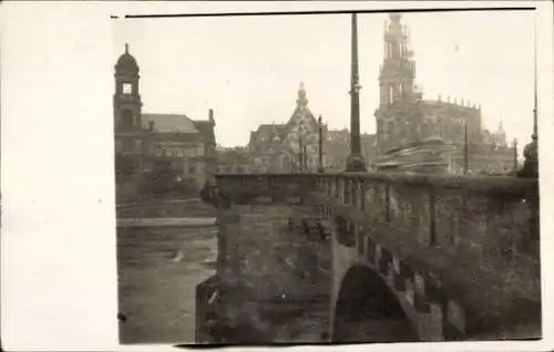 Foto Ak Dresden Zentrum Altstadt, Partie an einer Brücke