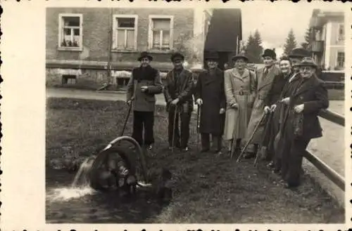 Foto Sebnitz Sächsische Schweiz, Personen mit Gehstöcken, Wasserpumpe