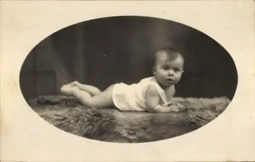 Foto Ak Sainte Marie aux Mines Elsass Haut Rhin, Baby auf einem Fell, Portrait