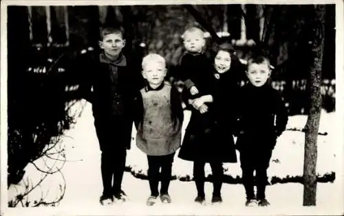 Foto Ak Kinder im Schnee, Gruppenaufnahme