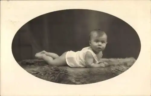 Foto Ak Sainte Marie aux Mines Elsass Haut Rhin, Baby auf einem Fell, Portrait