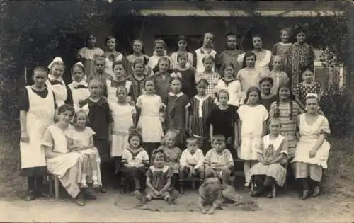 Foto Ak Gruppenaufnahme von Kindern und Frauen, Krankenschwester