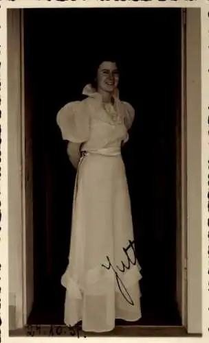 Foto Ak Standportrait einer Frau 1937, Jutta