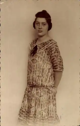 Foto Ak Standportrait einer Frau, 1924