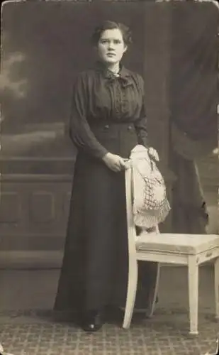 Foto Ak Standportrait einer Frau