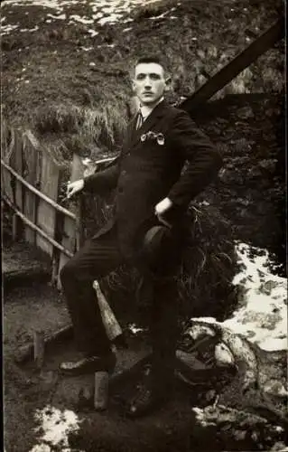Foto Ak Dzierżoniów Reichenbach Eulengebirge Schlesien, Mann auf einer Treppe, Portrait