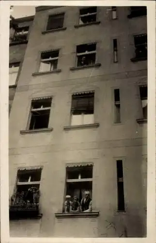 Foto Ak Berlin Prenzlauer Berg, Schönhauser Allee 111, Wohnhaus, Anwohner am Fenster