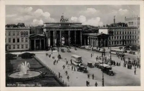 Ak Berlin Mitte, Brandenburger Tor, Fontäne, Bus, Autos