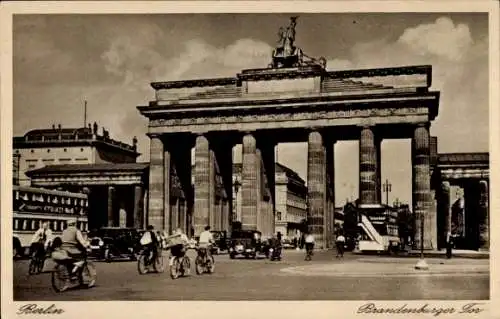 Ak Berlin Mitte, Brandenburger Tor, Fahrradfahrer, Bus