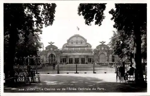 Ak Vichy Allier, Le Casino vu de l'Allee Centrale du Parc