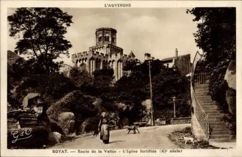 Ak Royat Puy de Dôme, Route de la Vallee, L'Eglise fortifiee